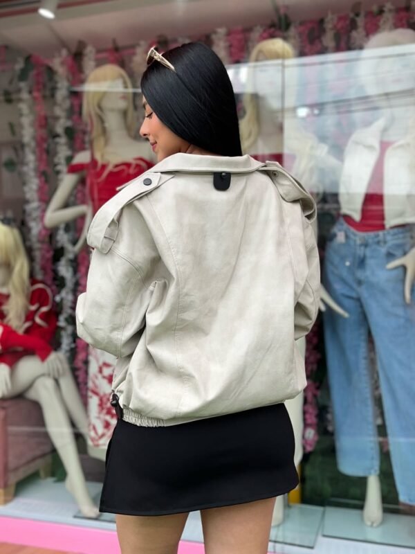 SaveClip.App_674373450_18311062468279176_1209490626493443182_n Chaqueta oversize🩷